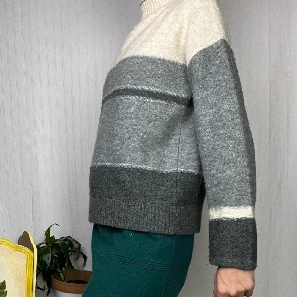 Universal Thread Cream Gray Mock Neck Sweater Size Small